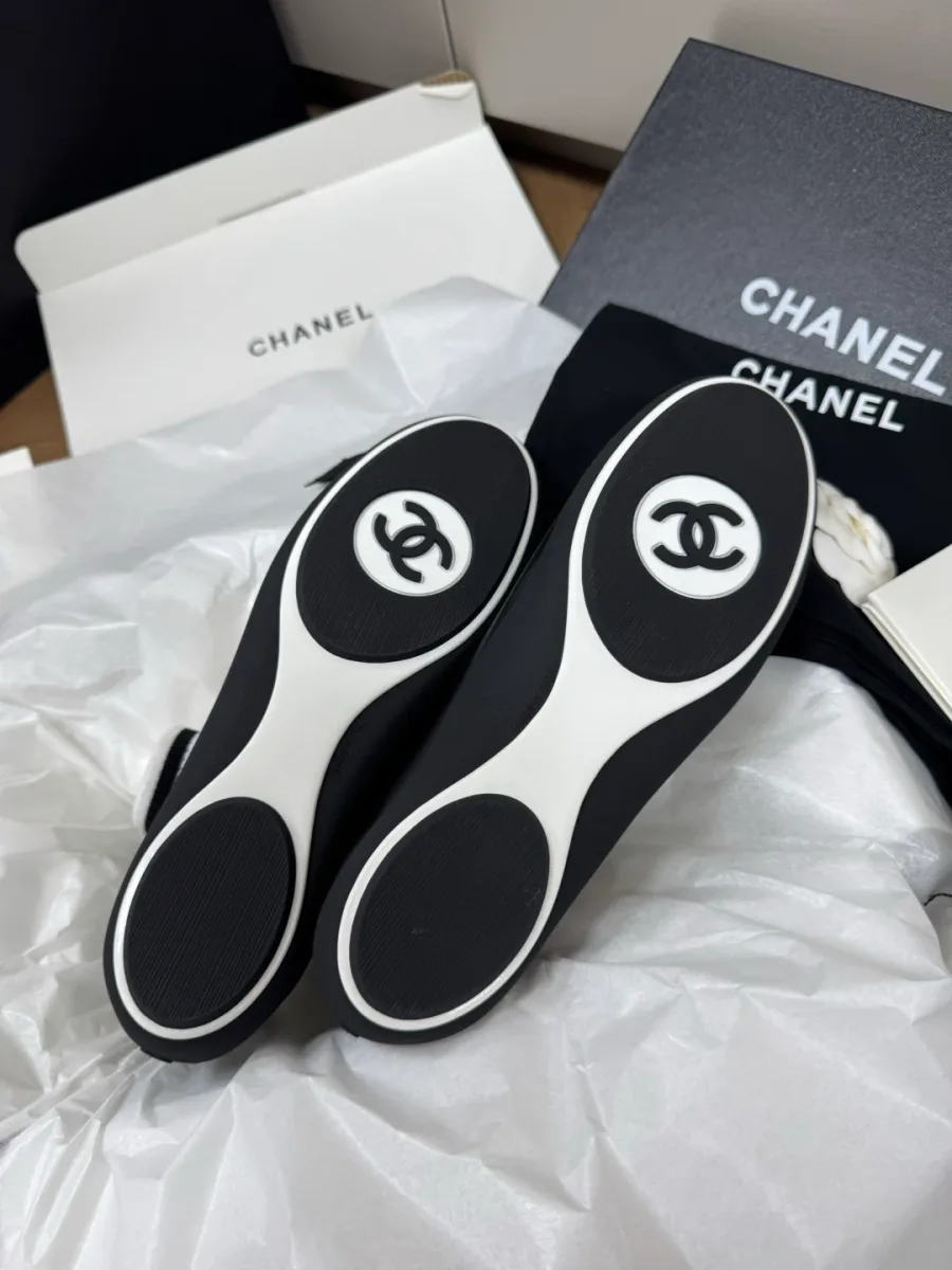 Двухцветная подошва ботильонов Chanel с круглыми вставками и логотипом CC