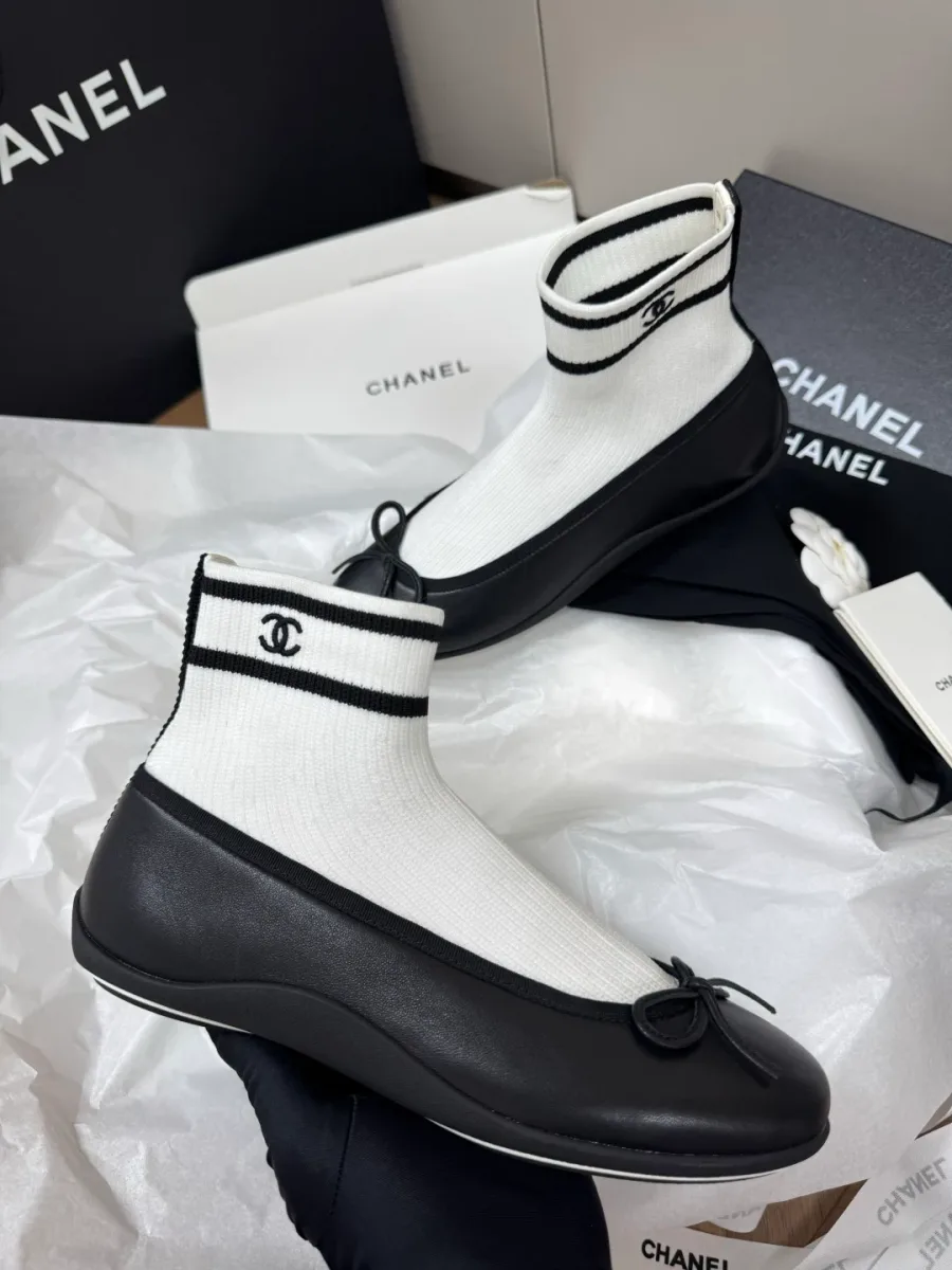 Женские чёрно-белые ботильоны-носки Chanel, боковой ракурс