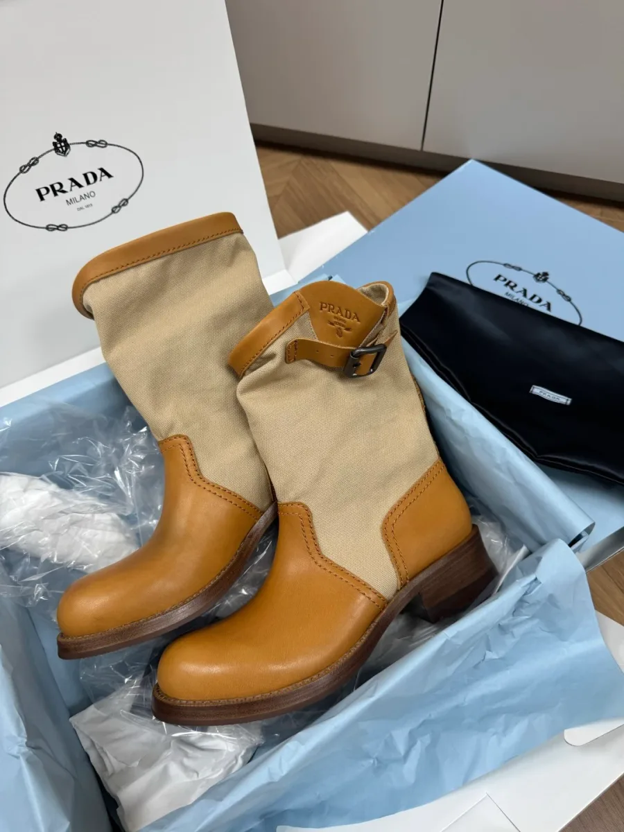 Коричнево-бежевые ботинки Prada из кожи и канваса в коробке, вид сверху