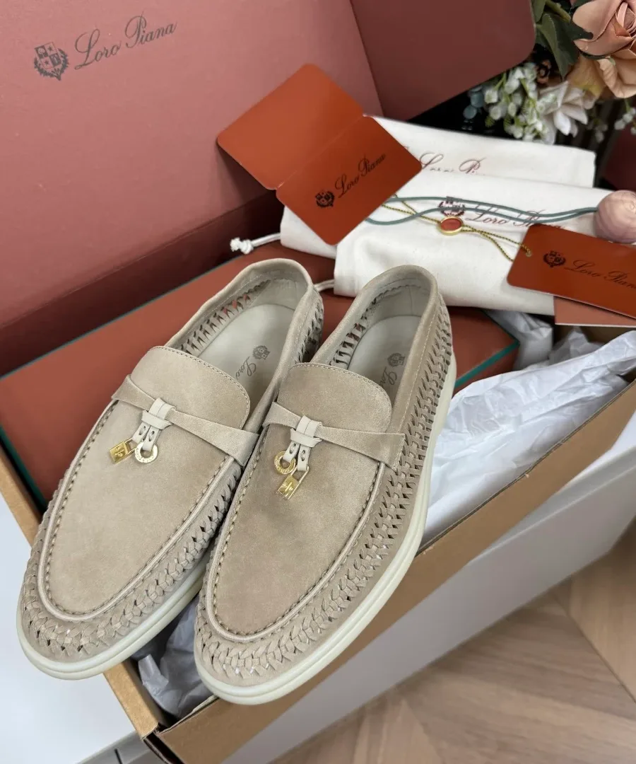 Пара бежевых лоферов Summer Charms Walk с плетёными вставками, вид сверху