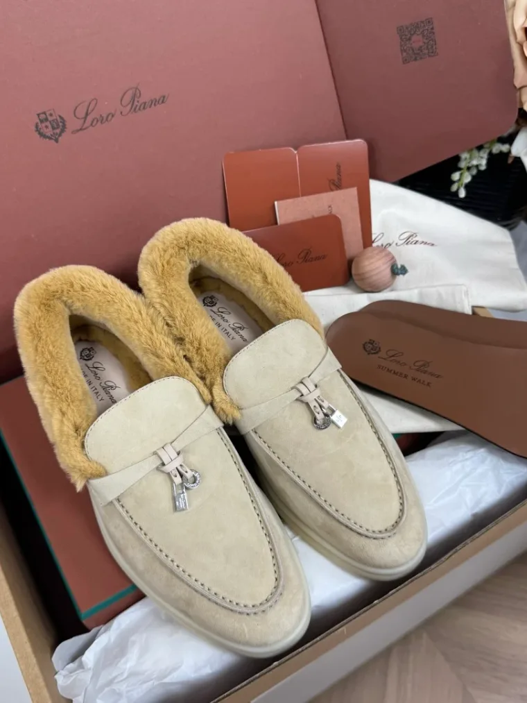 Loro Piana Бежевые замшевые лоферы с меховой отделкой и подвесками
