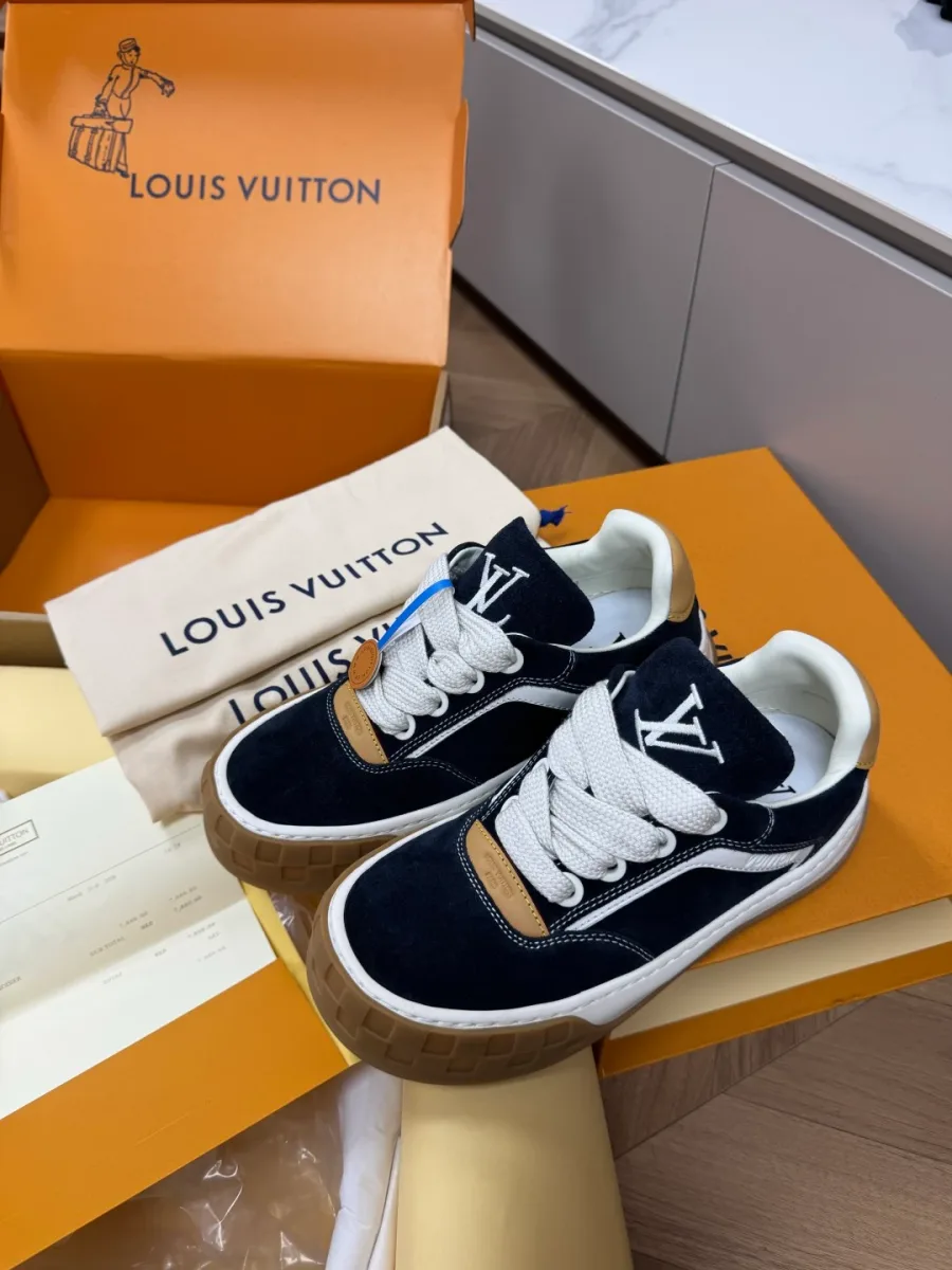 Пара тёмно-синих замшевых кроссовок Louis Vuitton Tilted в фирменной коробке, ракурс три четверти