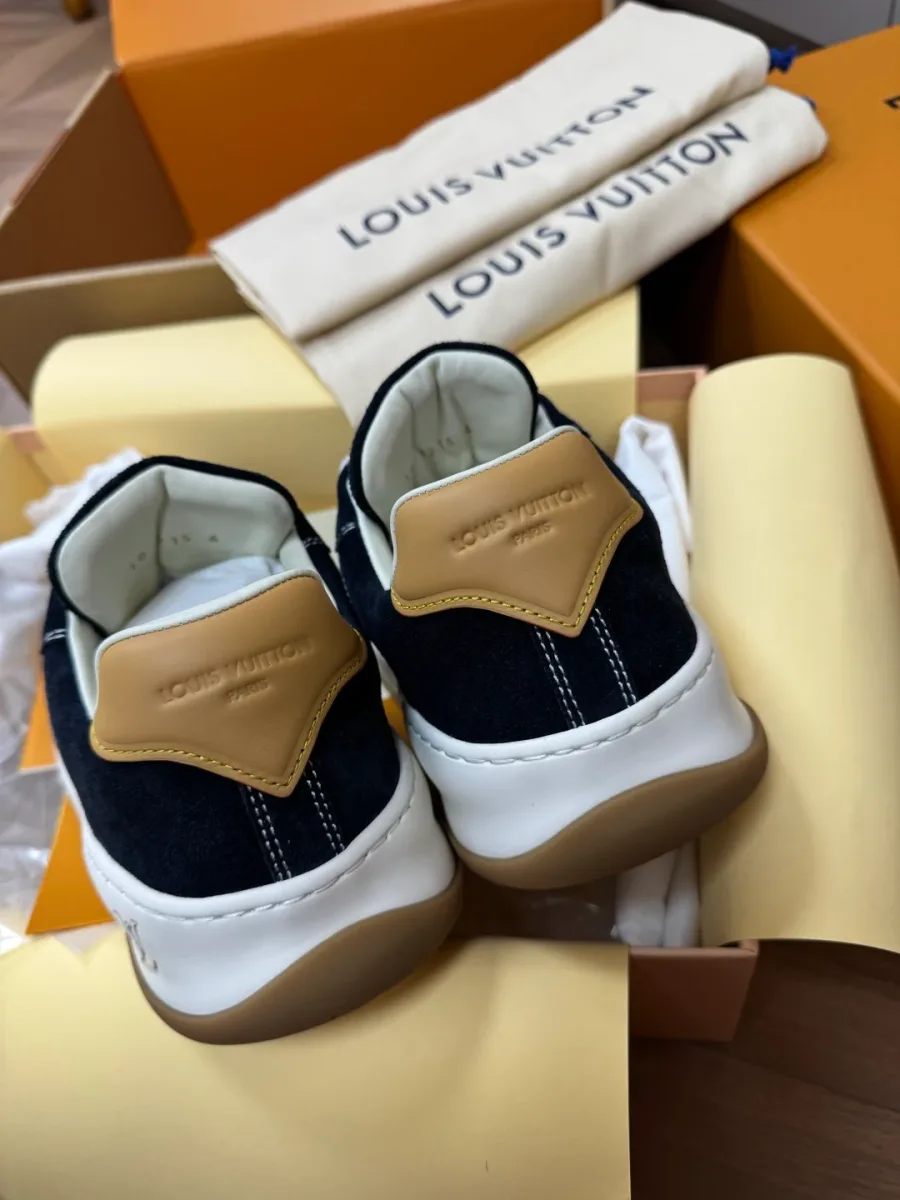 Задняя часть кроссовок Louis Vuitton Tilted с бежевыми кожаными накладками и тиснением