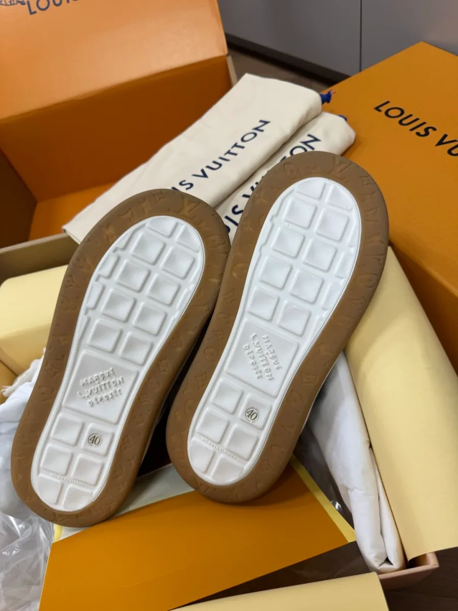 Резиновая подошва кроссовок Louis Vuitton Tilted с геометрическим протектором и бежевым кантом