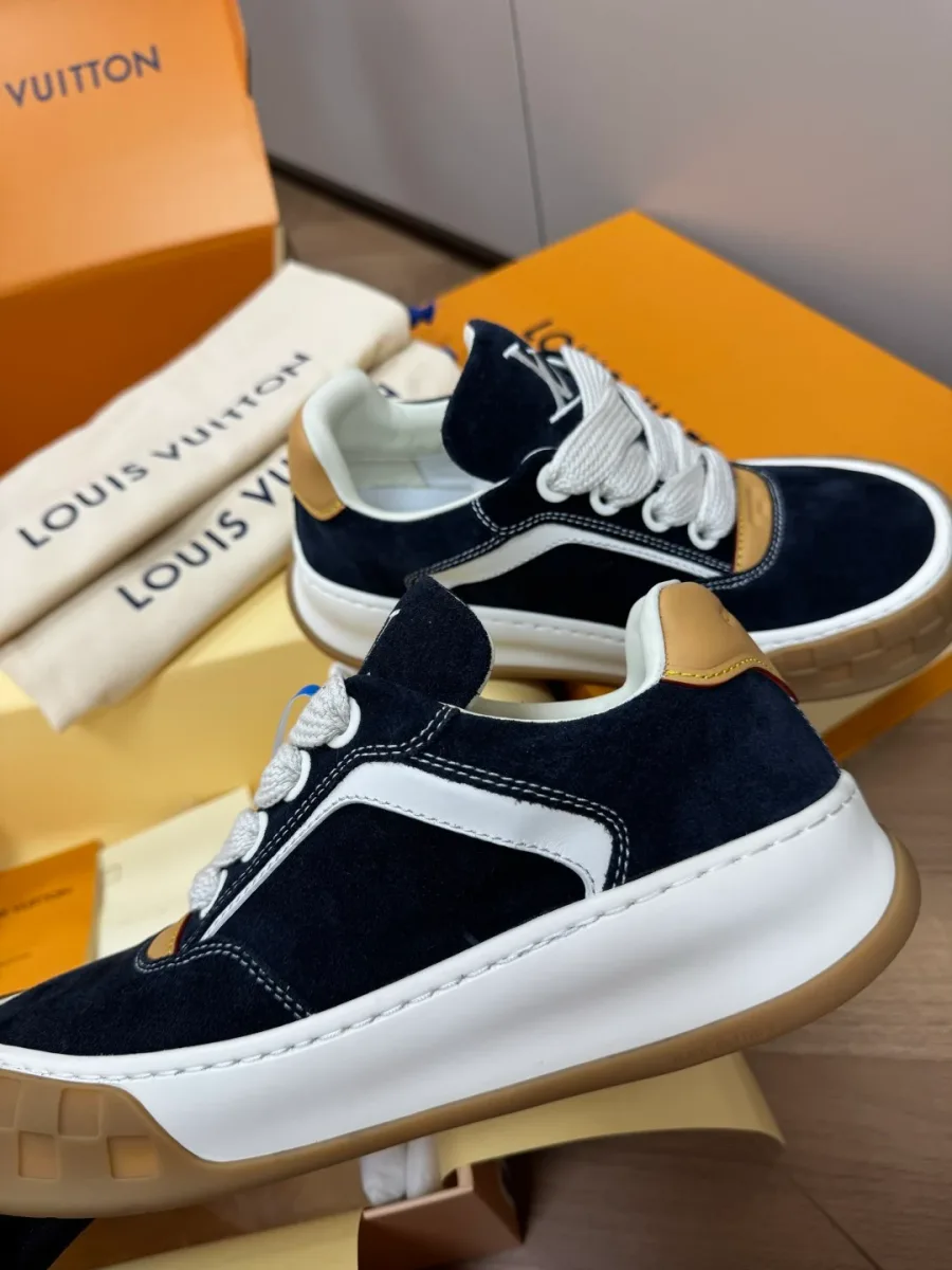 Пара кроссовок Louis Vuitton Tilted сбоку на фоне фирменной коробки и пыльника