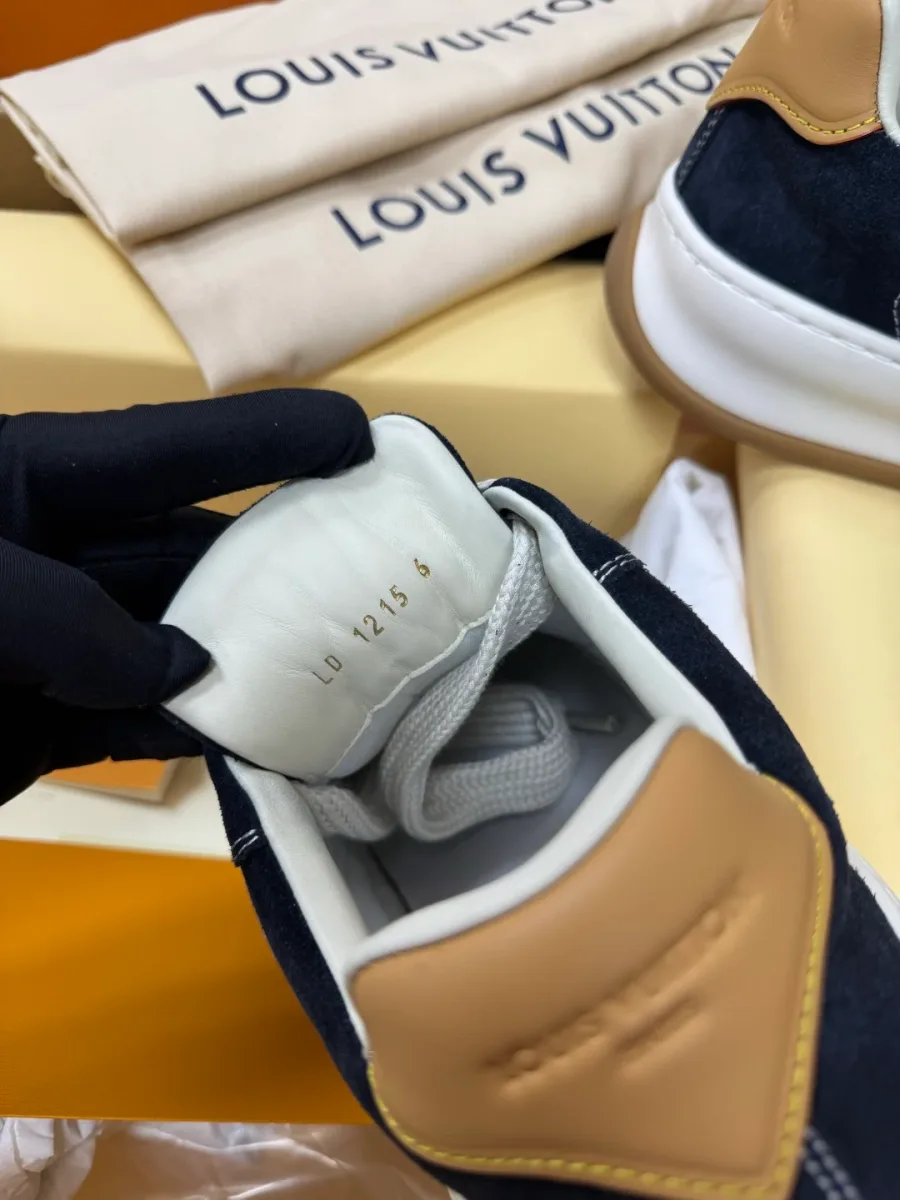 Внутренняя отделка кроссовка Louis Vuitton Tilted из светлой кожи с маркировкой на язычке