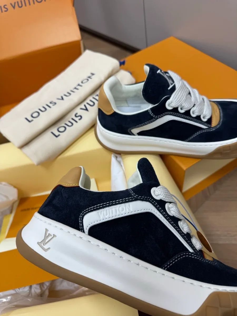 Боковая сторона кроссовка Louis Vuitton Tilted с тиснёным цветком Monogram на подошве