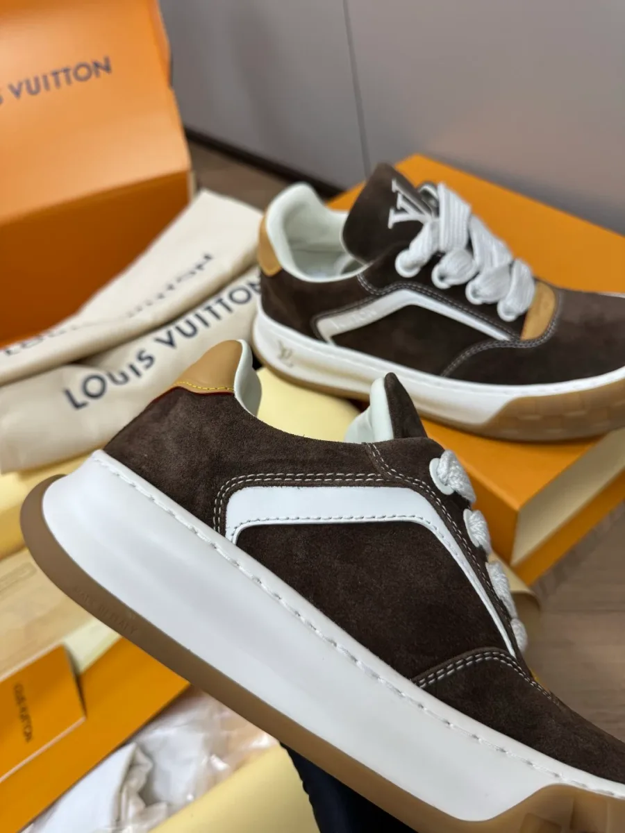 Боковая часть и контрастная резиновая подошва кед Louis Vuitton