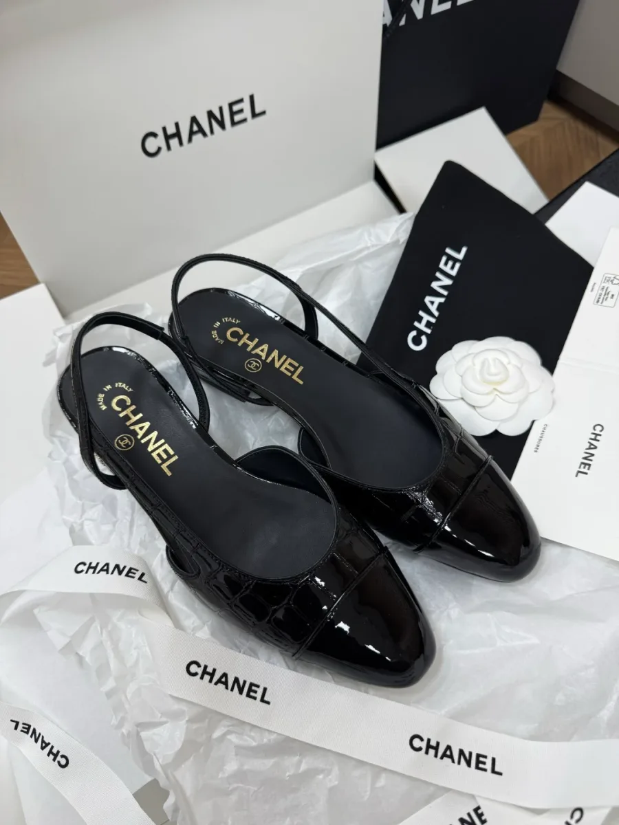 Чёрные лакированные туфли slingback в коробке, вид сверху под углом