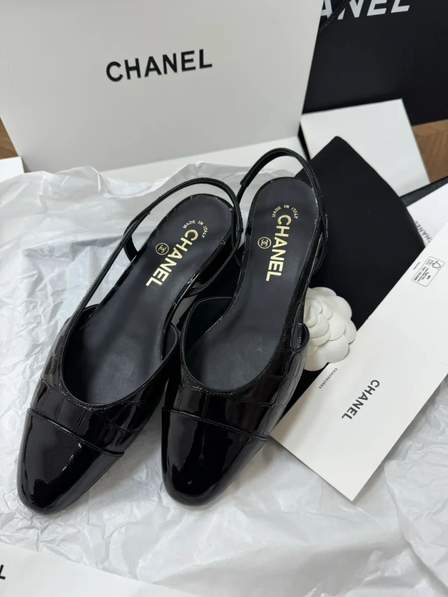 Пара чёрных туфель slingback с ремешком на пятке, вид сверху