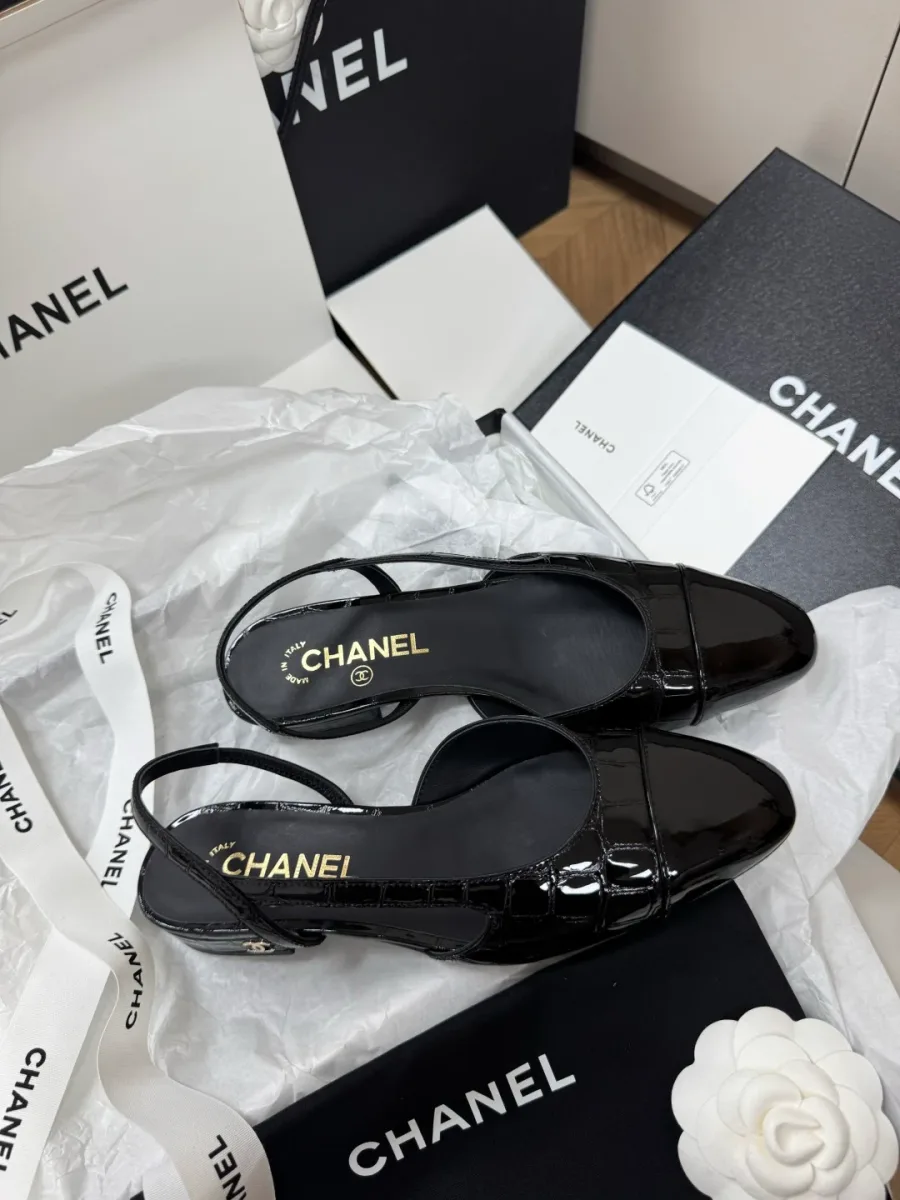 Чёрные лакированные туфли slingback на упаковочной бумаге с лентой