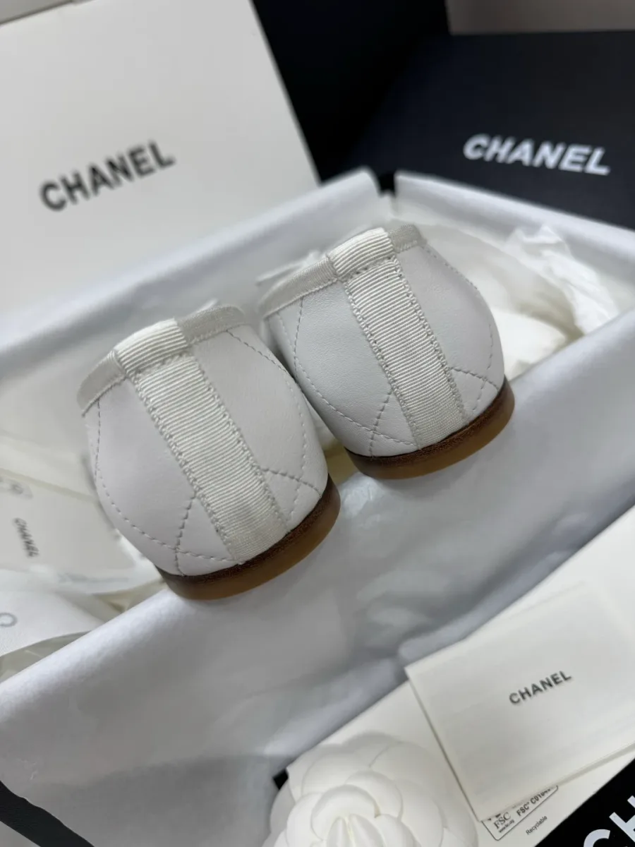 Вид сзади на пяточную часть балеток с текстильной тесьмой и низким каблуком