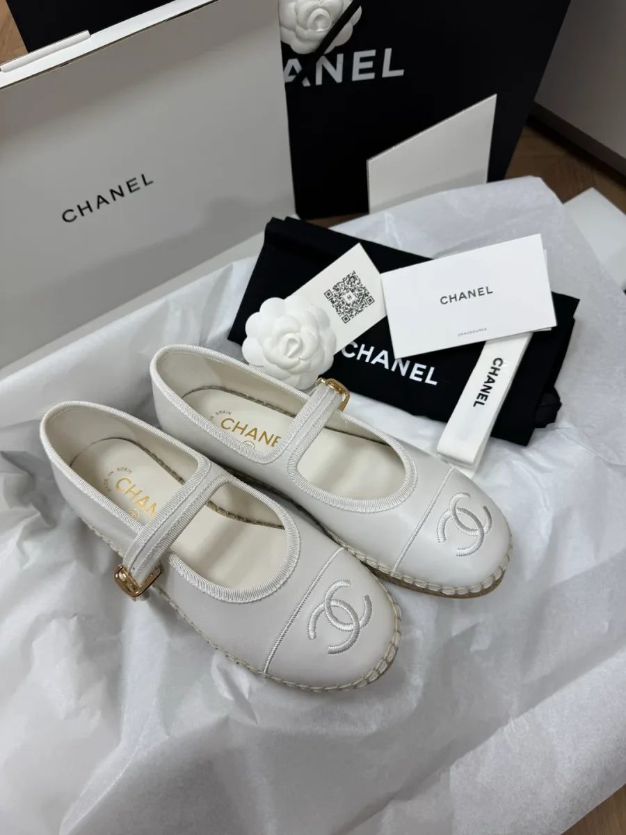 Белые кожаные туфли Mary Jane с джутовым рантом на фоне коробки Chanel