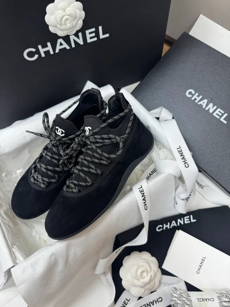 Chanel Чёрные кроссовки из замши и трикотажа