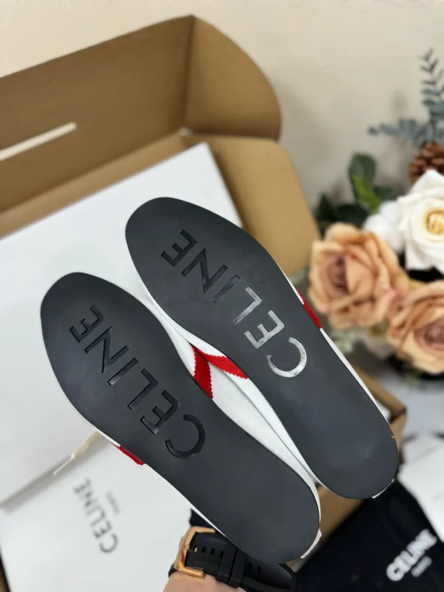 Чёрная плоская резиновая подошва кед с крупной надписью Celine