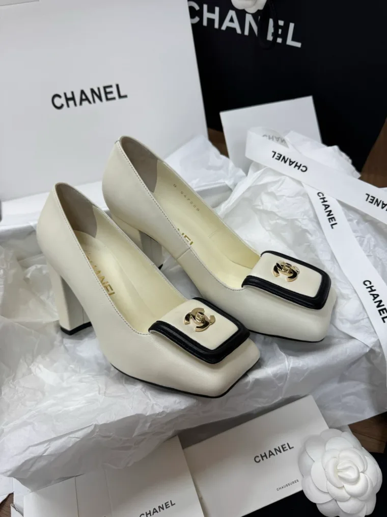 Chanel Бежевые туфли с квадратным мысом и пряжкой