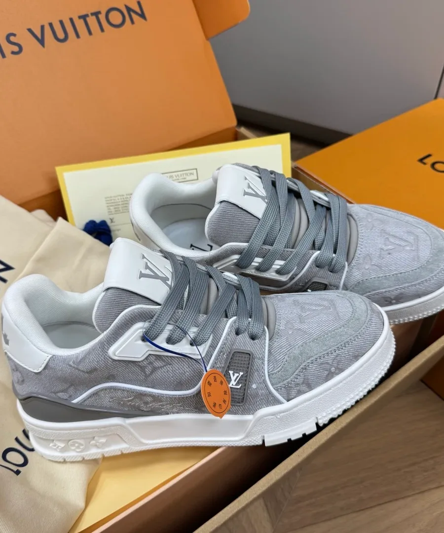 Серые кроссовки LV Trainer с белой подошвой в коробке, вид сбоку