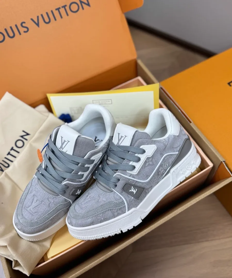 Пара серых кроссовок LV Trainer из монограммного денима, вид спереди