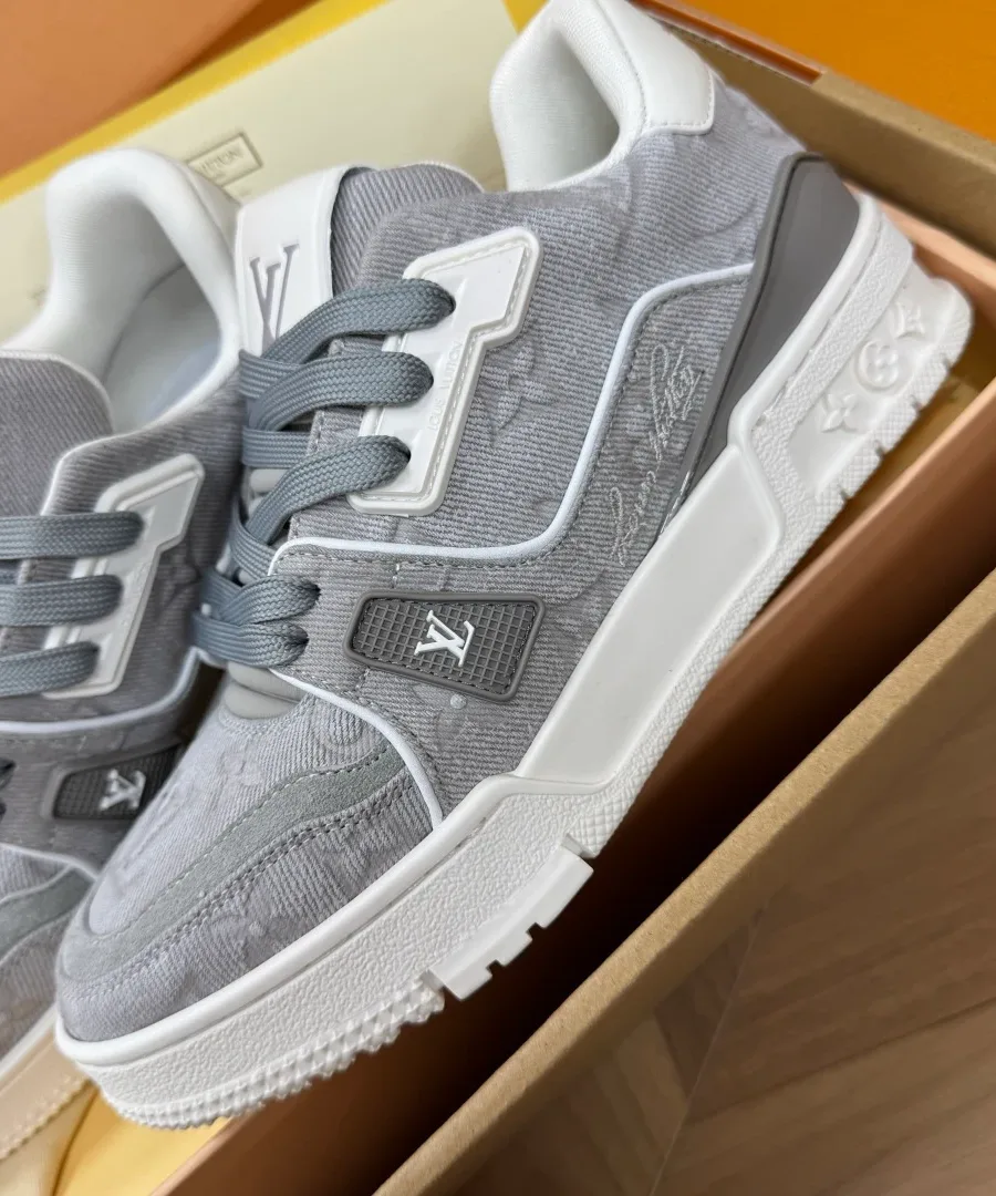 Кроссовки LV Trainer с узором Monogram, ракурс три четверти