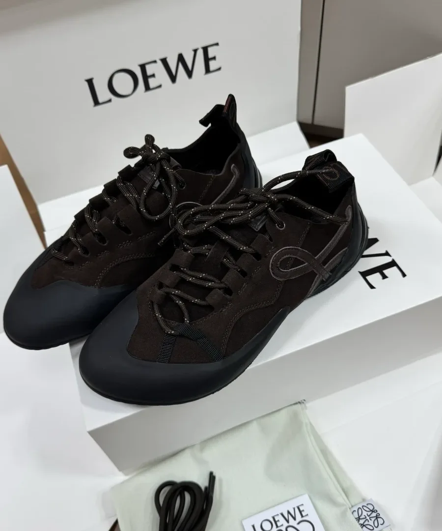 Тёмно-коричневые кроссовки Loewe Grip с чёрными мысками, вид спереди под углом