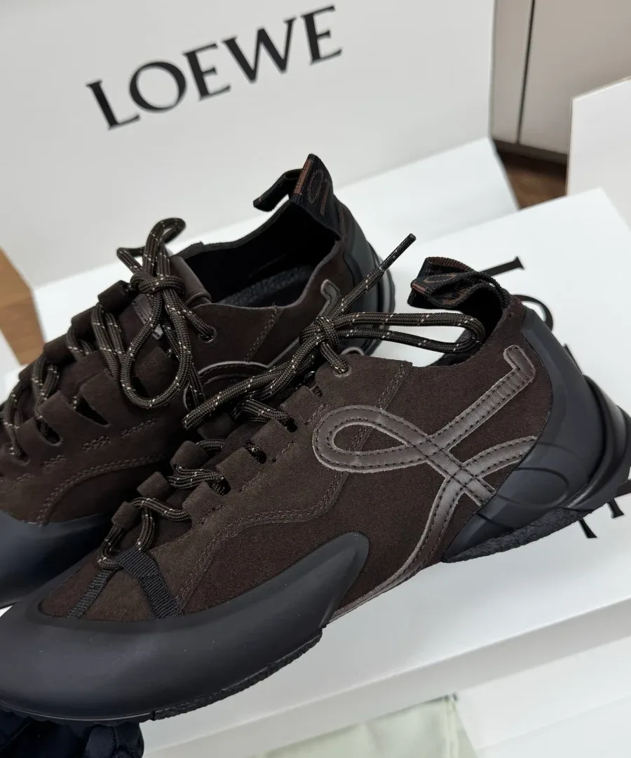 Крупный план кроссовок Loewe Grip с асимметричным мыском и боковым логотипом Anagram