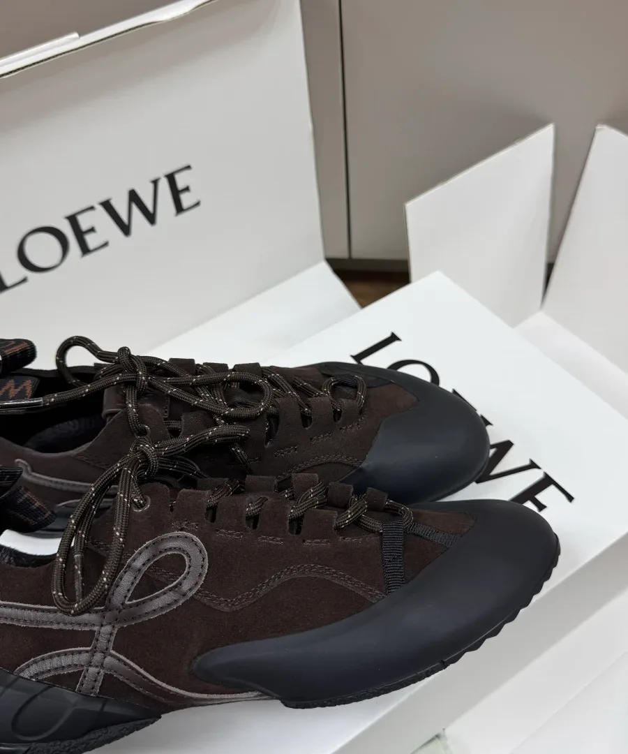 Замшевые кроссовки Loewe Grip тёмно-коричневого цвета, вид сбоку