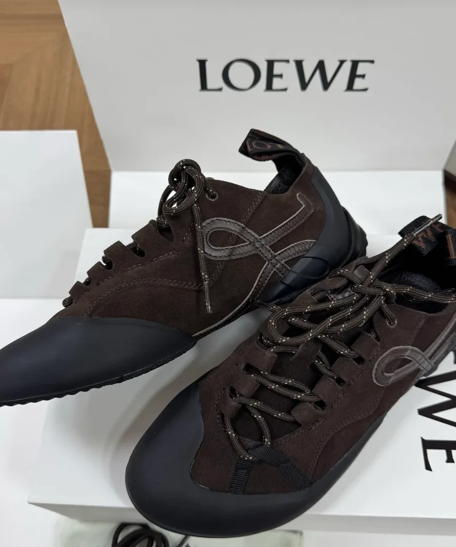Пара кроссовок Loewe Grip в ракурсе три четверти, демонстрация асимметричного дизайна мыска