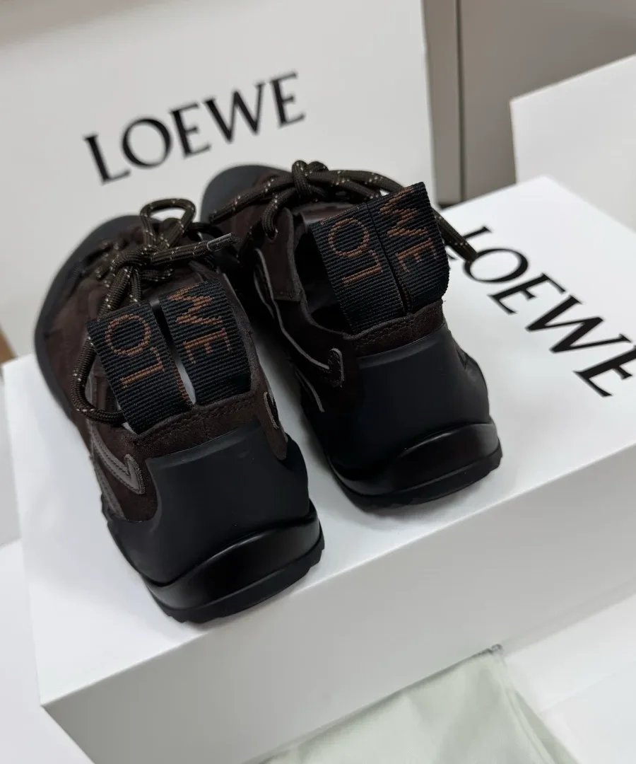 Кроссовки Loewe Grip со стороны задника с чёрными вставками и брендированными петлями