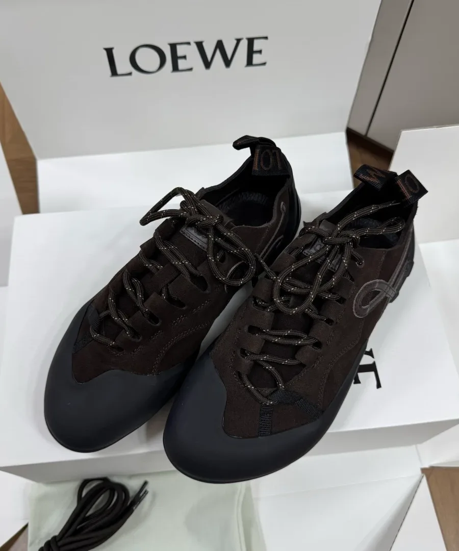 Пара кроссовок Loewe Grip на коробке, вид сверху на шнуровку и язычки