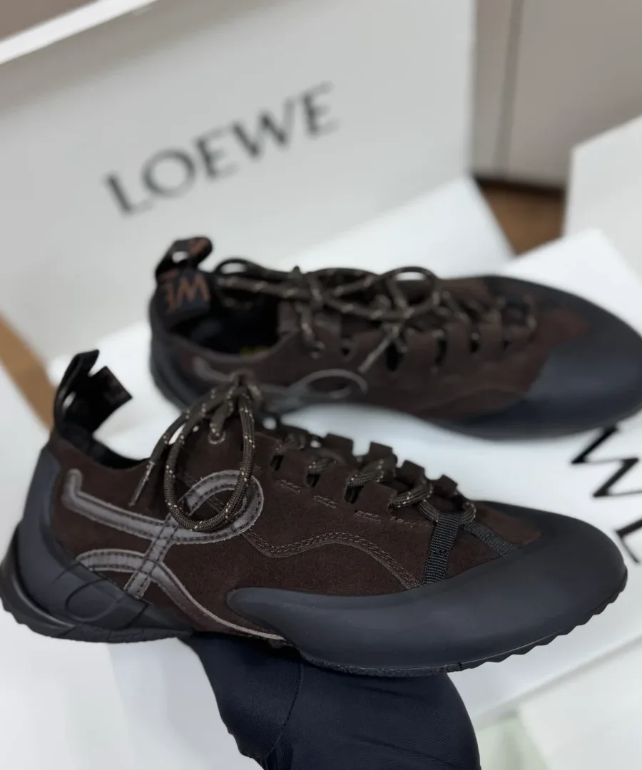 Демонстрация кроссовок Loewe Grip сбоку и на подошве с рельефным протектором