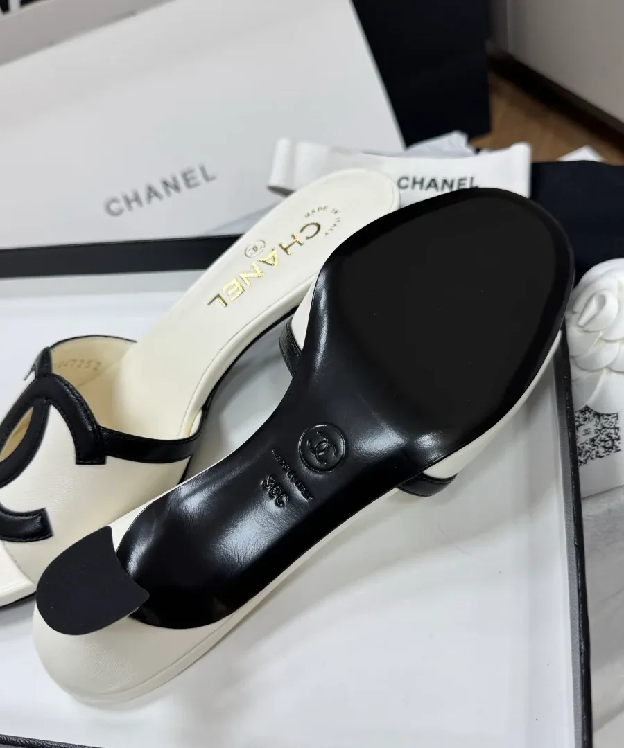 Подошва из чёрной кожи с логотипом Chanel и открытая белая босоножка