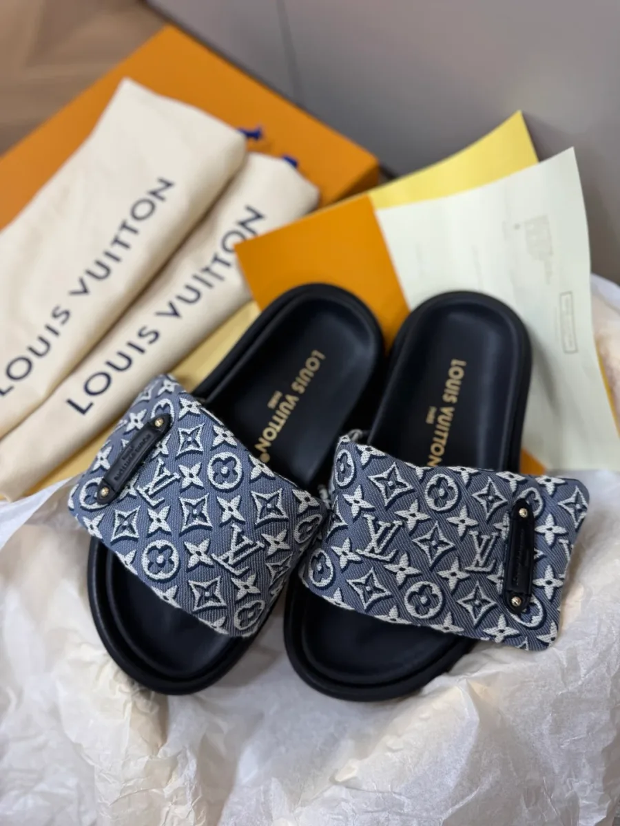 Синие шлёпанцы из денима с узором Monogram в фирменной коробке, вид сверху
