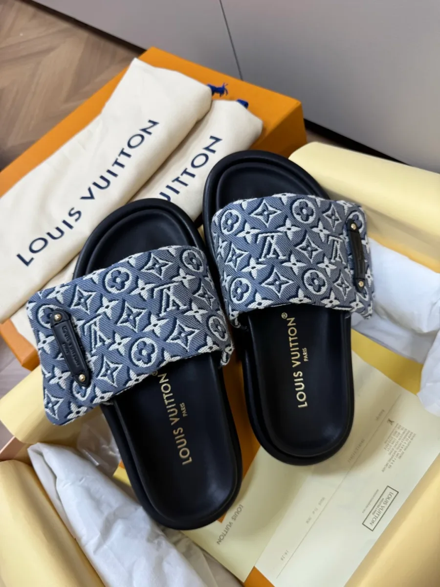 Синие шлёпанцы с узором Monogram и чёрной стелькой в коробке, вид сверху