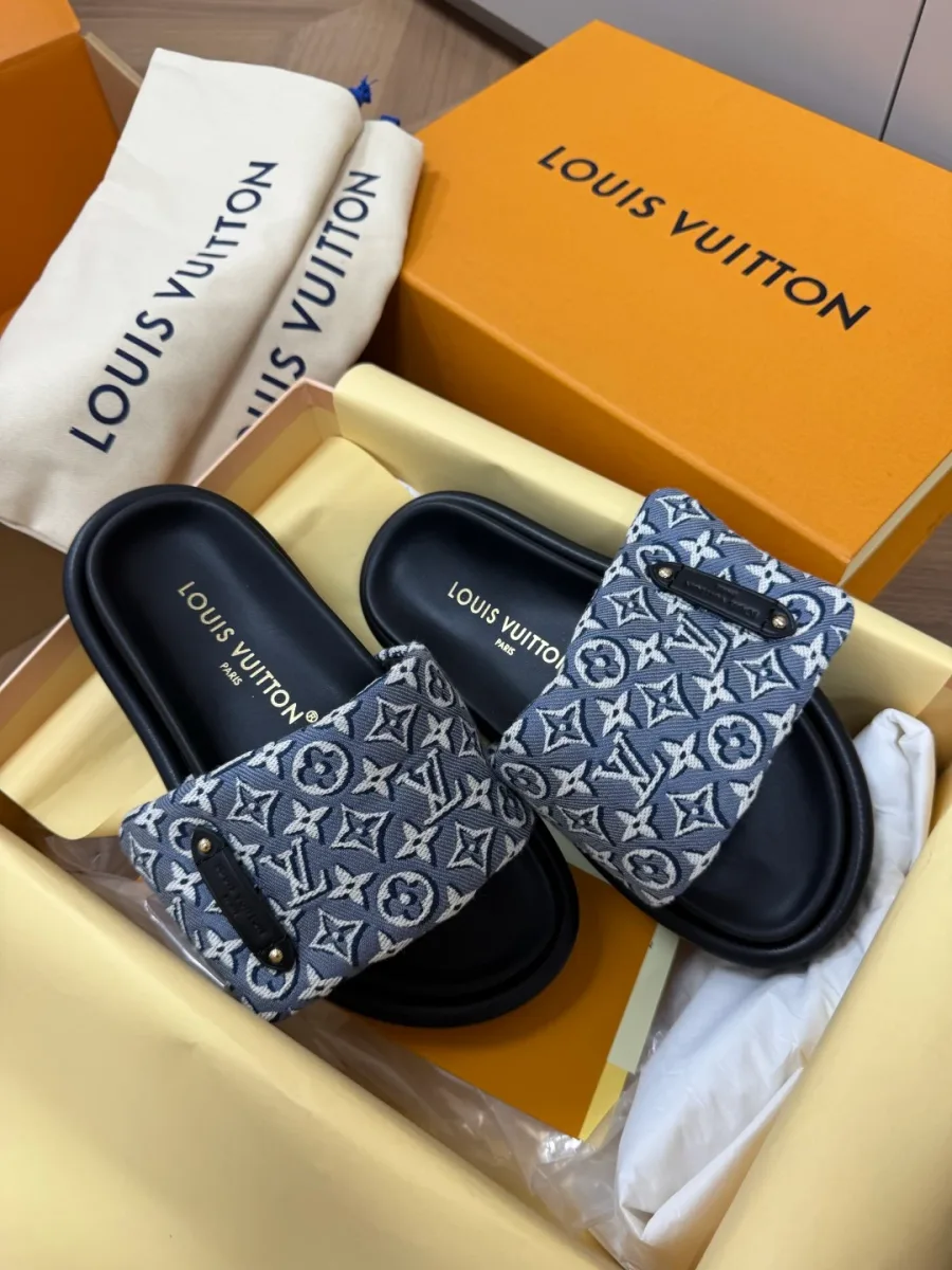 Джинсовые шлёпанцы с узором Monogram в коробке с пыльниками, вид сверху