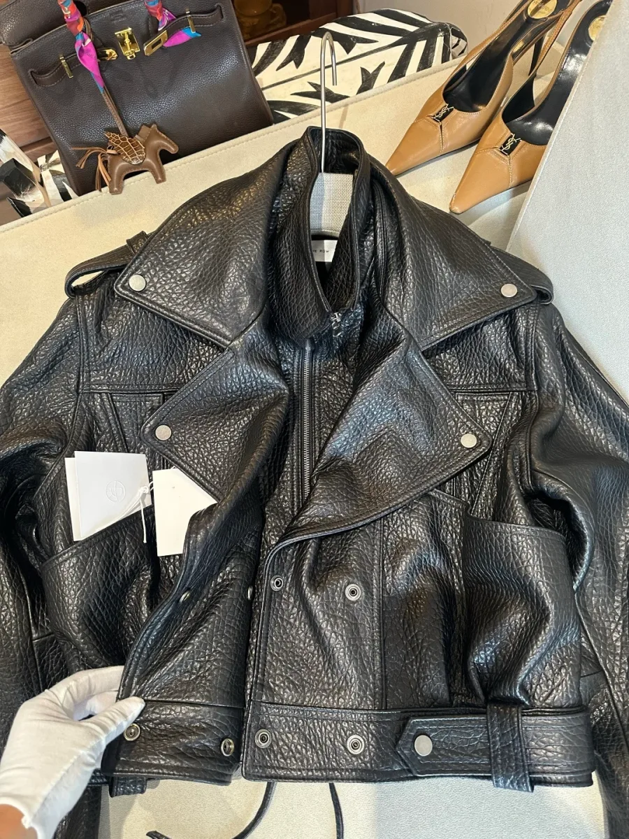 Кожаная куртка-косуха с расстёгнутым воротником, вид спереди