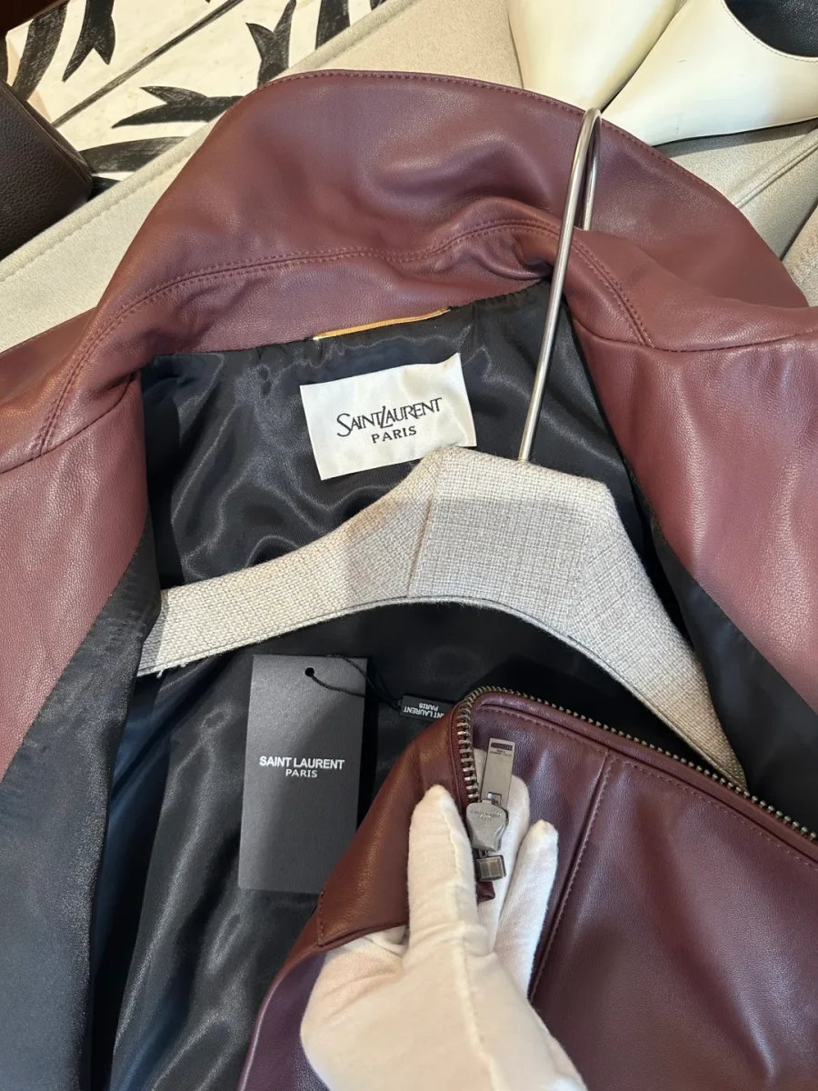 Крупный план воротника с фирменной биркой Saint Laurent и молнией