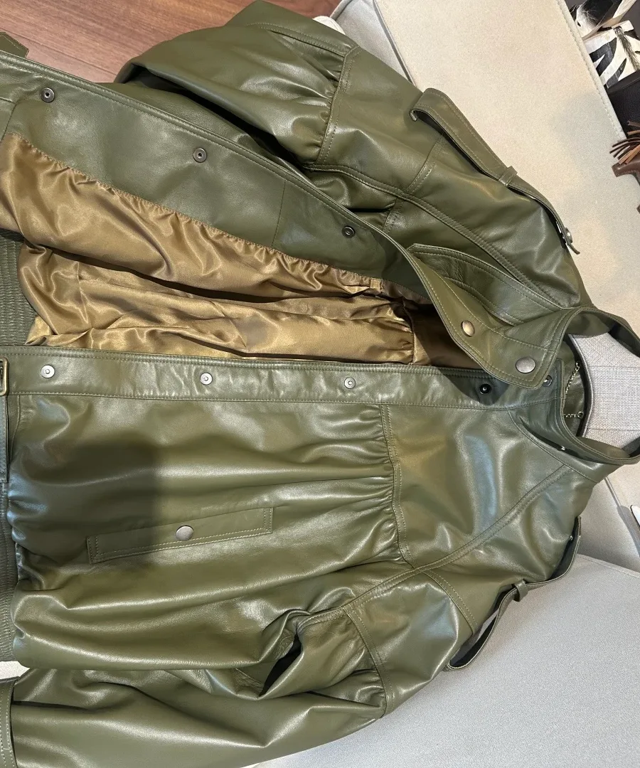 Распахнутая оливковая кожаная куртка с атласной подкладкой золотистого тона