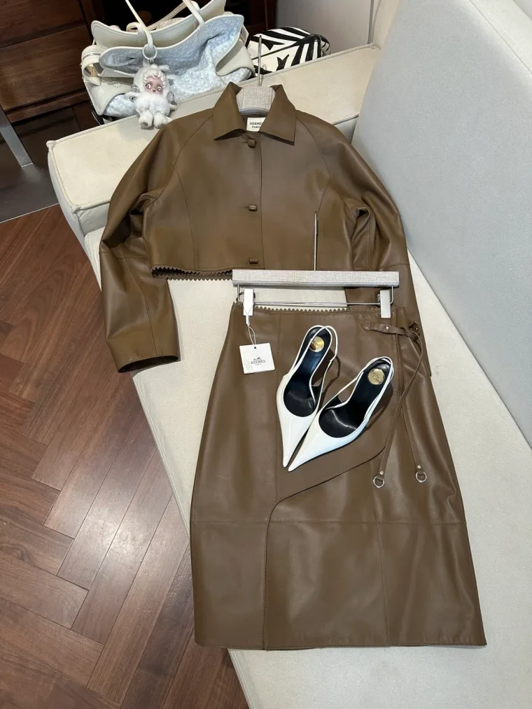 Hermes Коричневый кожаный комплект из укороченной куртки и юбки