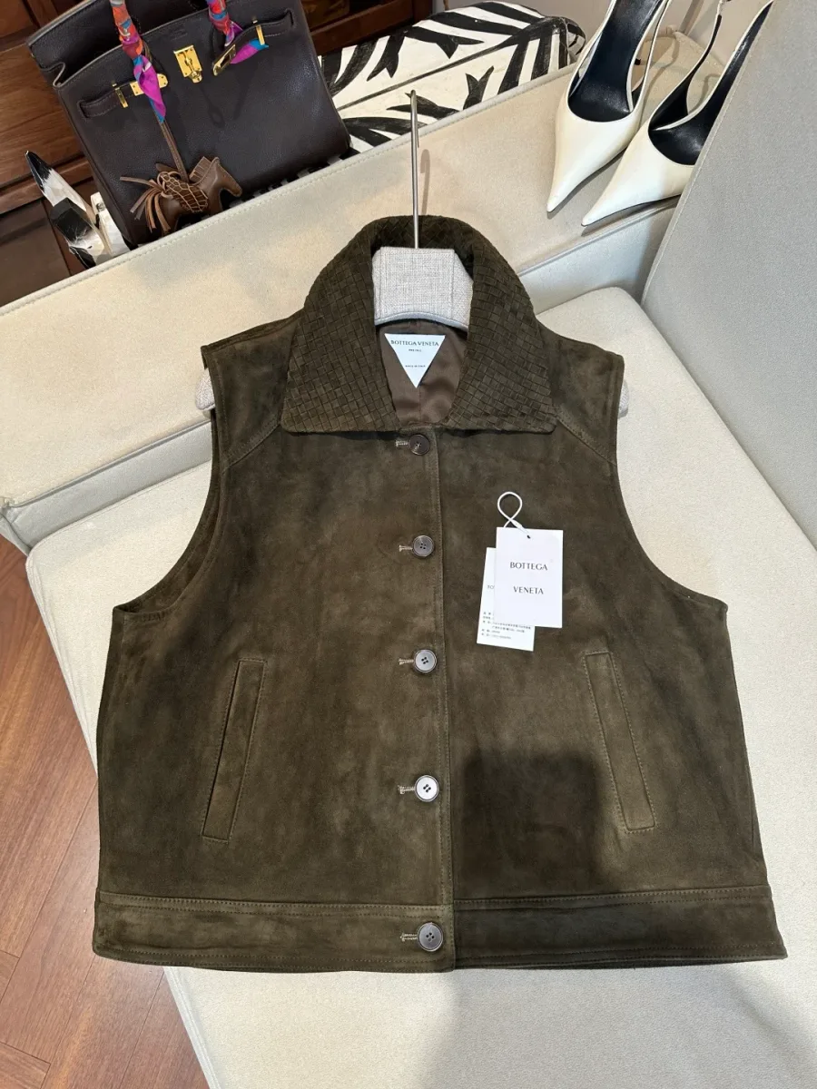 Оливково-зелёный замшевый жилет с отложным воротником и пуговицами, вид спереди