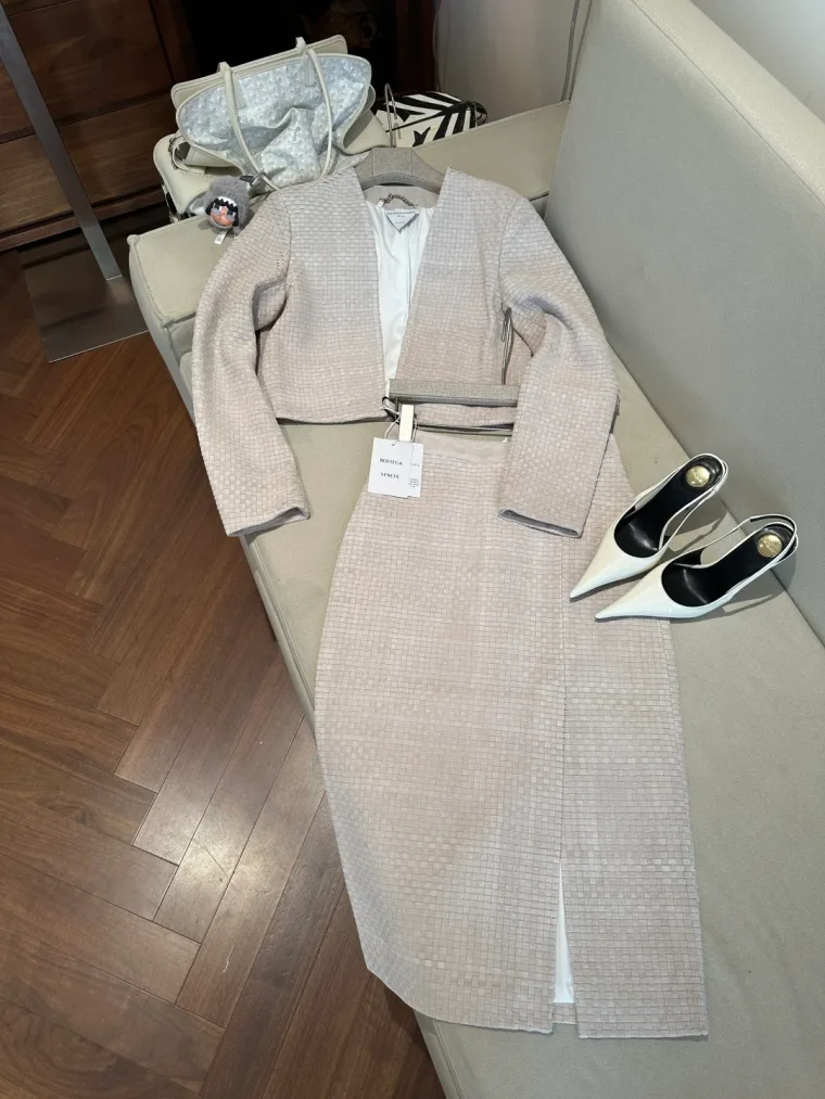 Bottega Veneta Бежевый замшевый комплект из укороченной куртки и юбки миди
