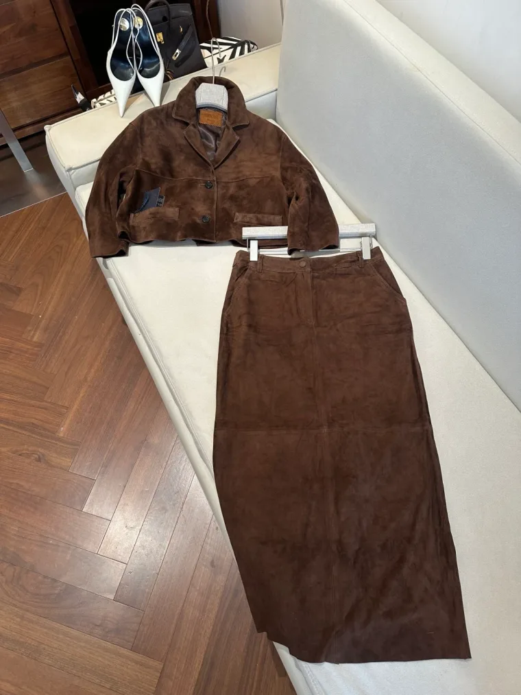 Prada Коричневый комплект из замшевой куртки и юбки