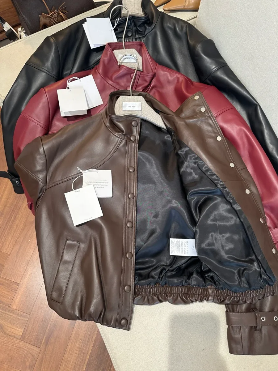Коричневая кожаная куртка с расстёгнутой планкой и видимой подкладкой