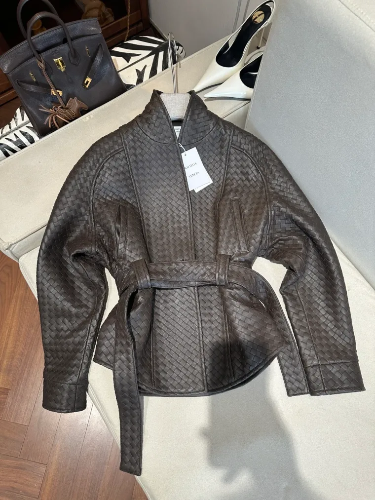 Bottega Veneta Коричневая кожаная куртка с плетением и поясом