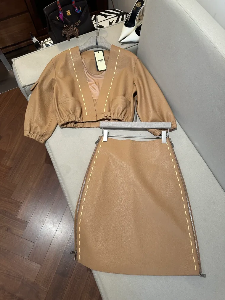 Fendi Бежевый кожаный комплект из укороченной куртки и юбки