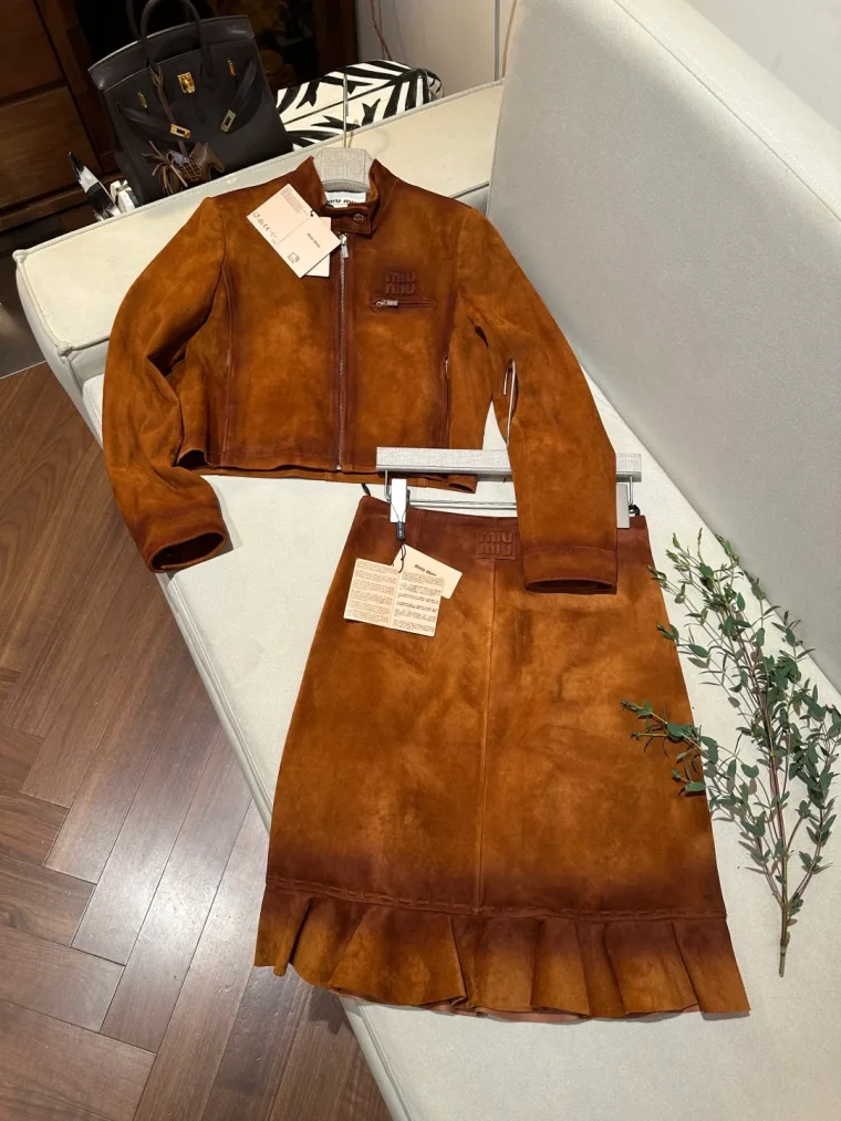Miu Miu Коричневый замшевый комплект из укороченной куртки и юбки с воланом