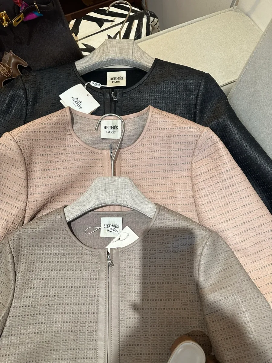 Верхняя часть курток с круглым вырезом горловины и бирками Hermes крупным планом