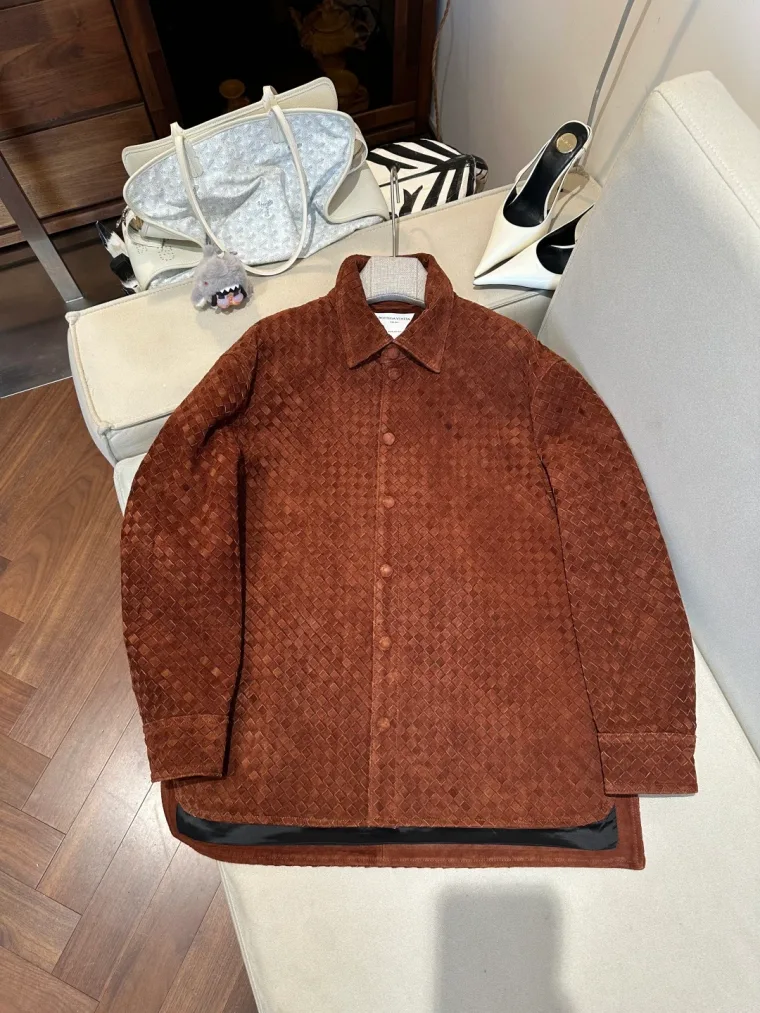 Bottega Veneta Коричневая замшевая куртка-рубашка с плетёным узором