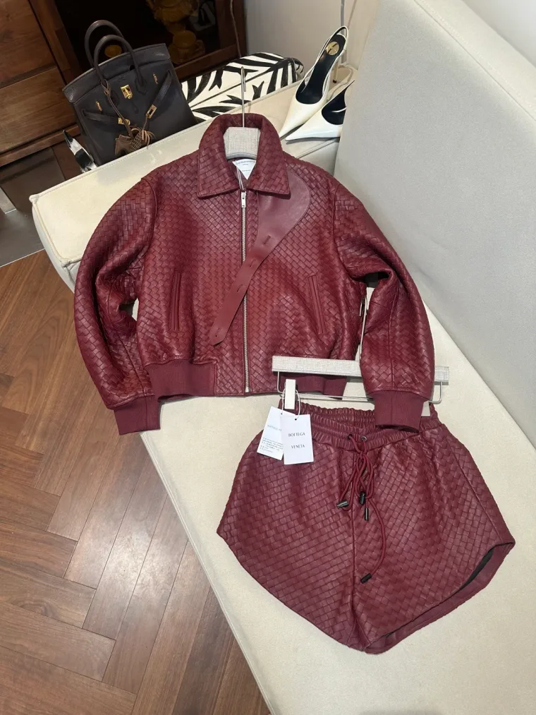 Bottega Veneta Бордовый кожаный комплект из куртки и шорт с плетением Intrecciato