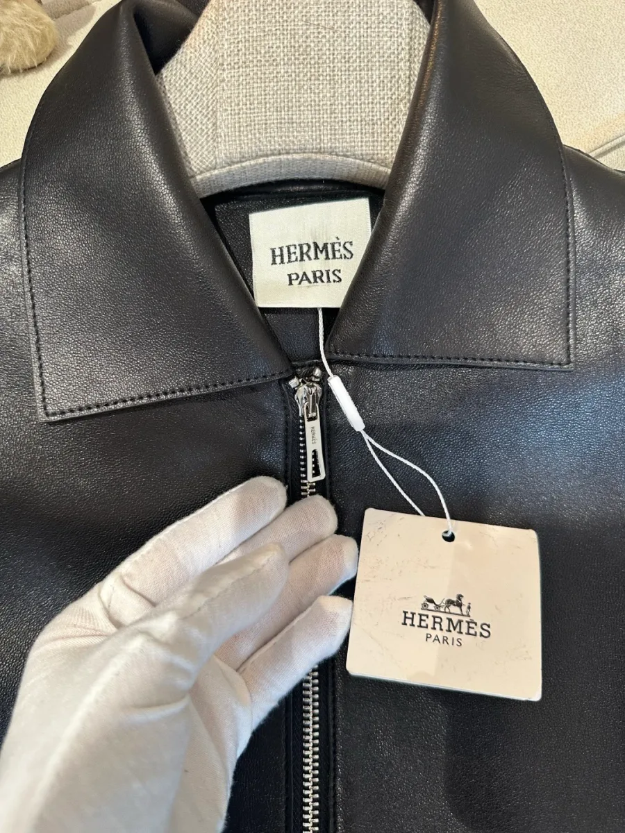 Отложной воротник с ярлыком Hermes и фирменной биркой