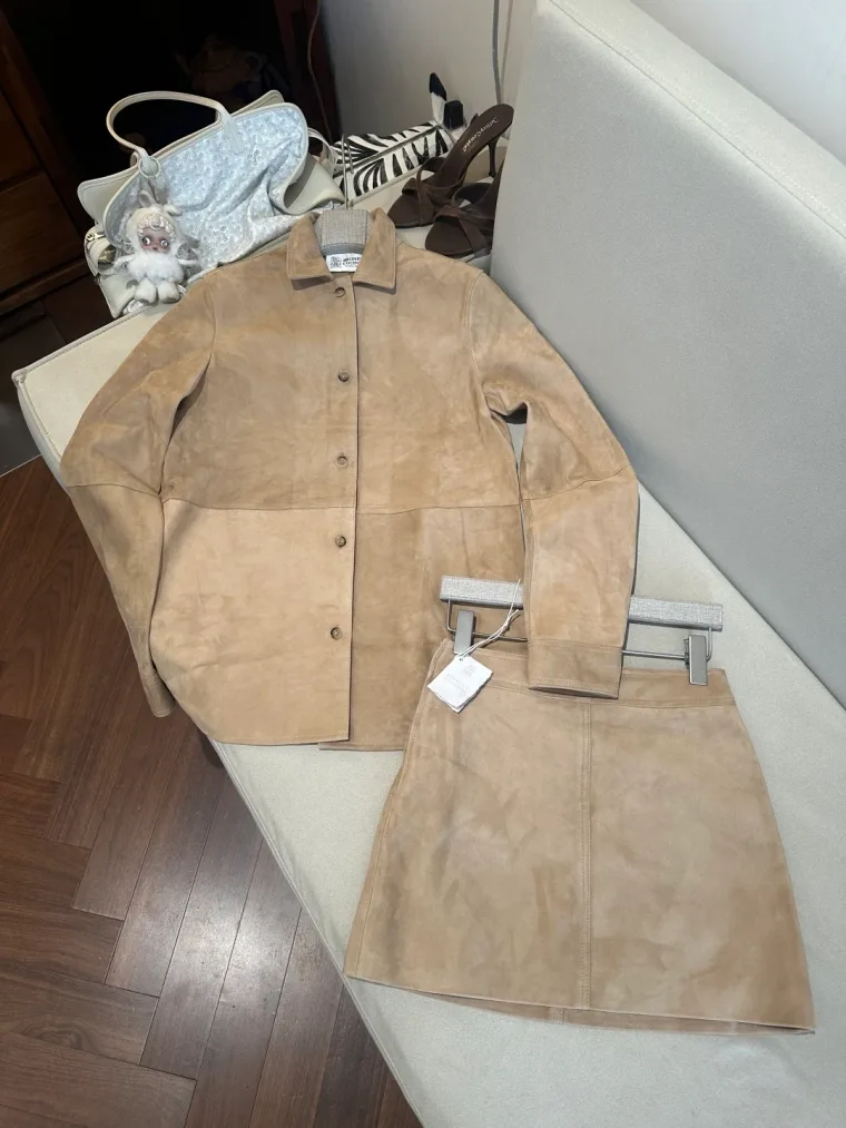 Brunello Cucinelli Бежевый замшевый комплект из рубашки и юбки
